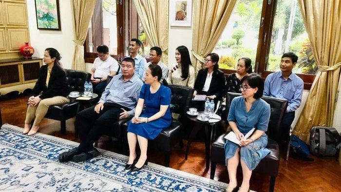 Thành viên đoàn công tác tỉnh Thanh Hóa dự buổi làm việc.