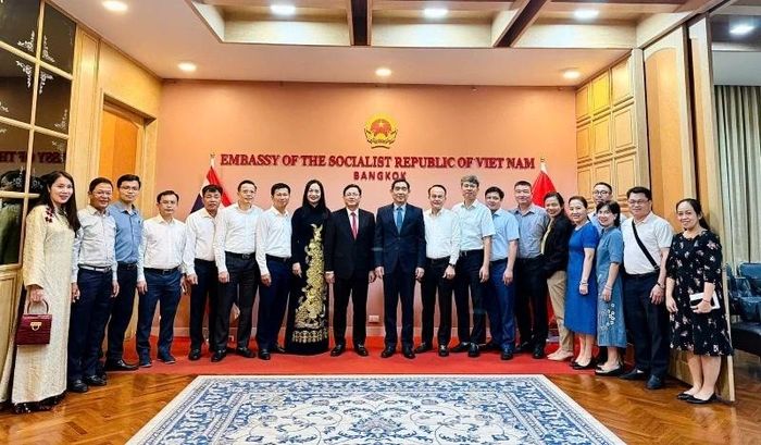 Đoàn công tác tỉnh Thanh Hóa chụp ảnh lưu niệm với cán bộ, nhân viên Đại sứ quán Việt Nam tại Thái Lan.