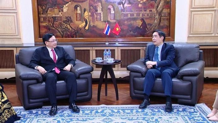 Đại sứ Việt Nam tại Thái Lan Phạm Việt Hùng trao đổi với Phó Chủ tịch Thường trực UBND tỉnh Mai Xuân Liêm.