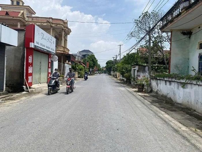 Đường trục chính thôn Giữa, xã Hoa Lộc.