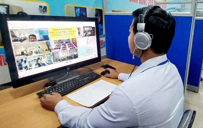 Kết nối tuyển dụng online với người lao động có nhu cầu tìm kiếm việc làm. Ảnh: Thu Hằng.