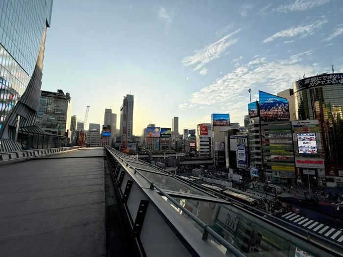 Góc nhìn từ lối đi bộ trên cao, khi hoàn thành sẽ cho phép người dân di chuyển qua khu vực Shibuya mà không cần xuống mặt đất, một phần trong thiết kế đô thị nhằm cải thiện lưu thông người đi bộ Ảnh: WALTER SIM
