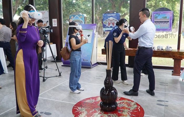 Du khách trải nghiệm công nghệ thực tế ảo (VR) tại Trung tâm Bảo tồn Di tích Cố đô Huế.