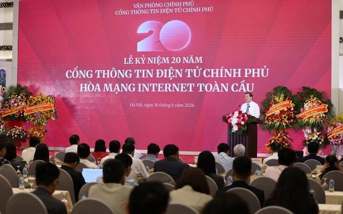 Thay mặt lãnh đạo Chính phủ, Phó Thủ tướng Thường trực Phạm Gia Túc biểu dương và chúc mừng những kết quả toàn diện mà Cổng Thông tin điện tử Chính phủ đạt được trong chặng đường 20 năm hình thành và phát triển - Ảnh: VGP