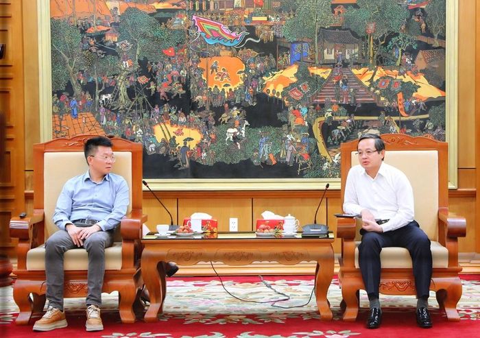 Ông Phạm Hoàng Sơn, Phó Bí thư Tỉnh ủy, Chủ tịch UBND tỉnh Bắc Ninh, (bên phải) tiếp doanh nghiệp Zhongji Innolight Co., ltd (Trung Quốc) - Ảnh: Báo Bắc Ninh.
