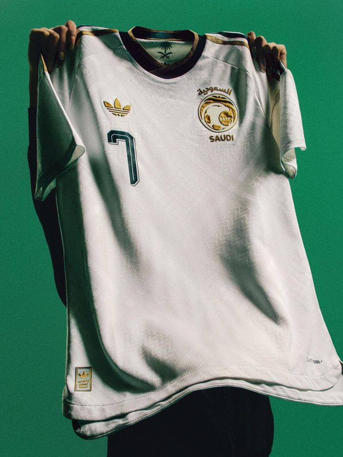 Adidas đã tích hợp polyester làm từ rác thải dệt may vào chất liệu công nghệ Climacool.