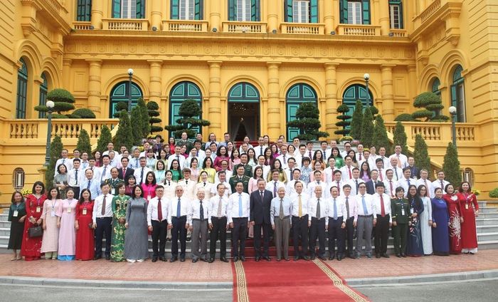 Tổng Bí thư, Chủ tịch nước Tô Lâm chụp ảnh chung với các nhà báo tiêu biểu. Ảnh: TTXVN