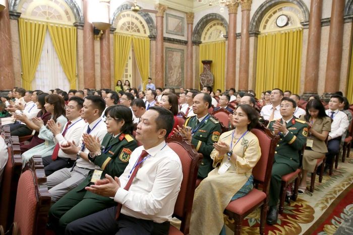 Các nhà báo tiêu biểu tham dự cuộc gặp mặt. Ảnh: Đảng Cộng Sản.