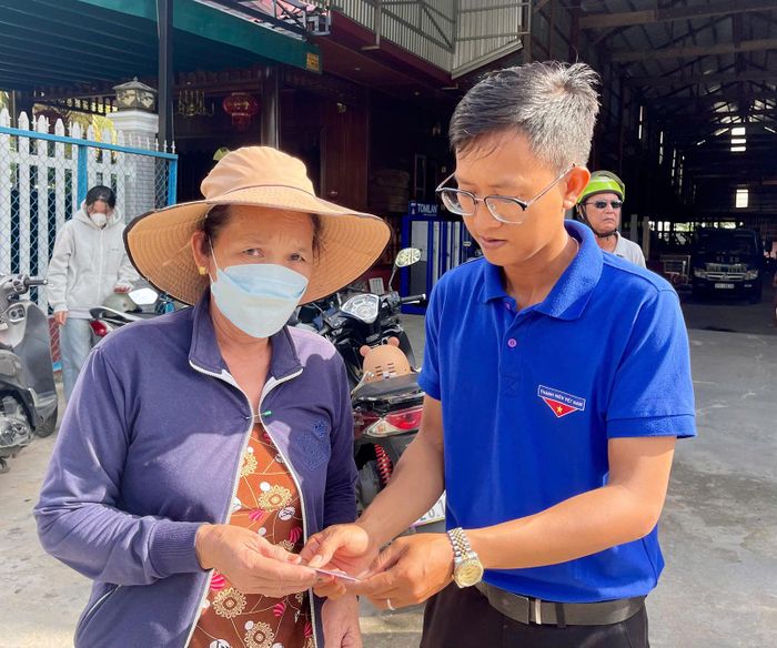 Tuổi trẻ xã Châu Phong đến tổ, ấp để hướng dẫn người dân các thủ tục hành chính. Ảnh: MINH HIỂN