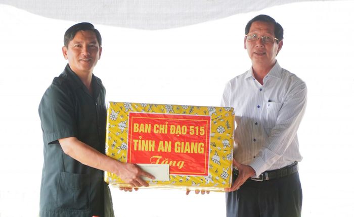 Phó Chủ tịch UBND tỉnh, Trưởng ban Chuyên trách tỉnh An Giang Lê Văn Phước trao quà cho Đội K92.