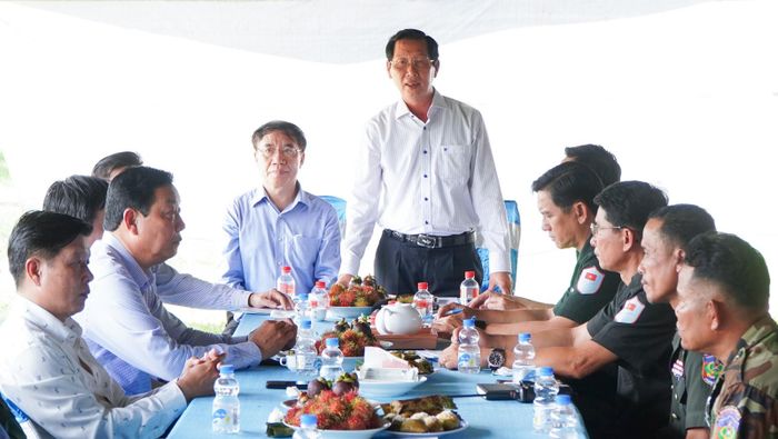 Phó Chủ tịch UBND tỉnh, Trưởng ban Chuyên trách tỉnh An Giang Lê Văn Phước phát biểu tại buổi thăm.