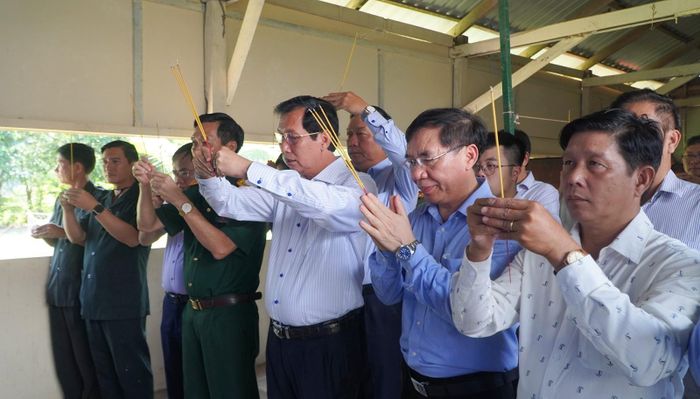Đoàn công tác thắp hương nhà quàn Đội K92 tại Campuchia.