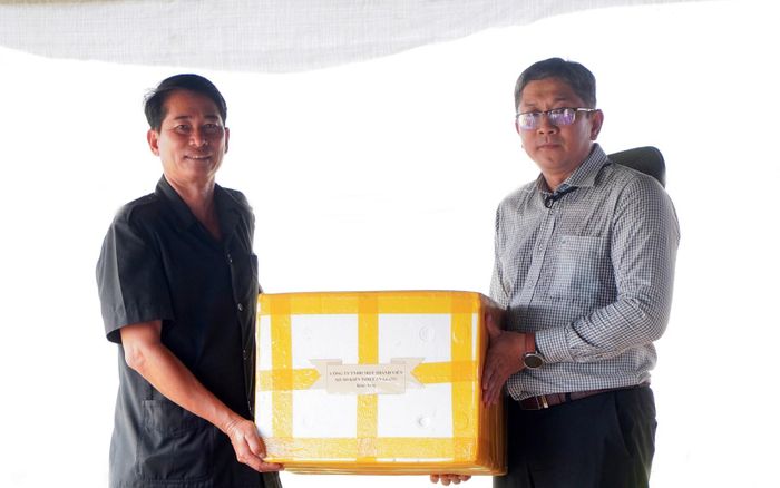 Đại diện các doanh nghiệp tặng quà Đội K92.