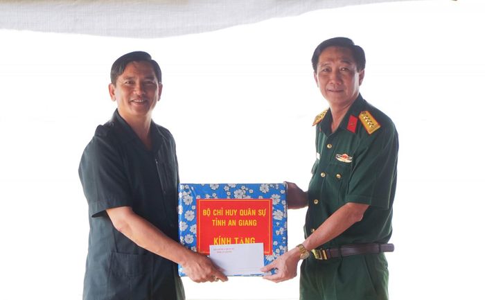 Đại tá Cao Minh Tâm, Phó Chính ủy Bộ Chỉ huy Quân sự tỉnh trao quà cho Đội K92.