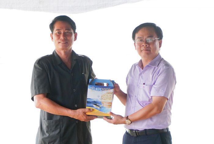 Phó Chủ tịch Ủy ban MTTQ Việt Nam tỉnh An Giang Ngô Phương Vũ trao quà cho Đội K92.