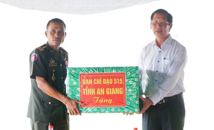 Phó Chủ tịch UBND tỉnh, Trưởng ban Chuyên trách tỉnh An Giang Lê Văn Phước trao quà cho lực lượng quân sự thuộc tỉnh Preah Sihanouk.