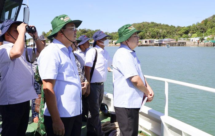 Bí thư Tỉnh ủy An Giang Nguyễn Tiến Hải (thứ hai, từ trái sang) khảo sát thực tế khu nuôi biển xã Sơn Hải.