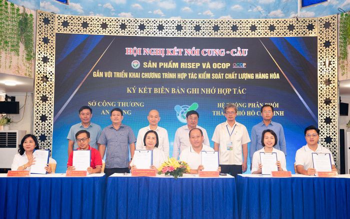 Sở Công Thương tỉnh An Giang và các doanh nghiệp ký kết hợp tác về việc phối hợp triển khai kết nối giao thương và chương trình "Tick xanh trách nhiệm".