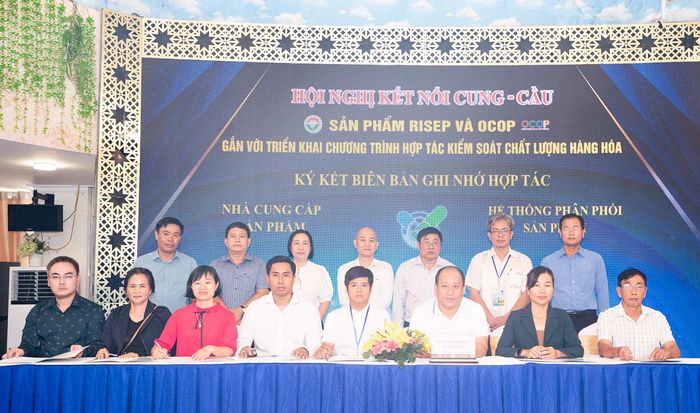 Các nhà cung cấp tỉnh An Giang và các hệ thống phân phối trên địa bàn TP. Hồ Chí Minh và các tỉnh ký kết biên bản ghi nhớ hỗ trợ tiêu thụ hàng hóa.