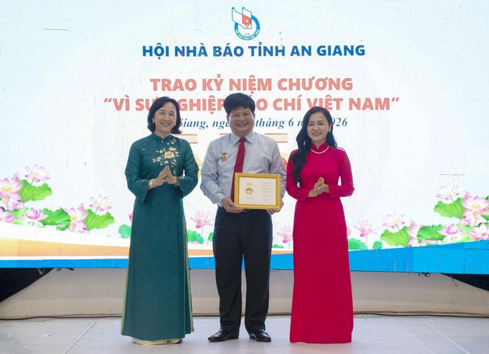 Phó Chủ tịch UBND tỉnh An Giang Nguyễn Thị Minh Thúy (bìa trái) và Phó Giám đốc Sở Văn hóa và Thể thao Lê Thị Phà Ca (bìa phải) trao Kỷ niệm chương “Vì sự nghiệp báo chí Việt Nam” cho Ủy viên Ban Thường vụ, Trưởng ban Tuyên giáo và Dân vận Tỉnh ủy An Giang Tống Phước Trường. Ảnh: TRƯƠNG MINH ĐIỀN