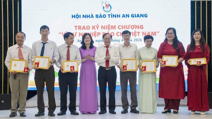 Trao Kỷ niệm chương “Vì sự nghiệp báo chí Việt Nam” cho hội viên. Ảnh: TRƯƠNG MINH ĐIỀN