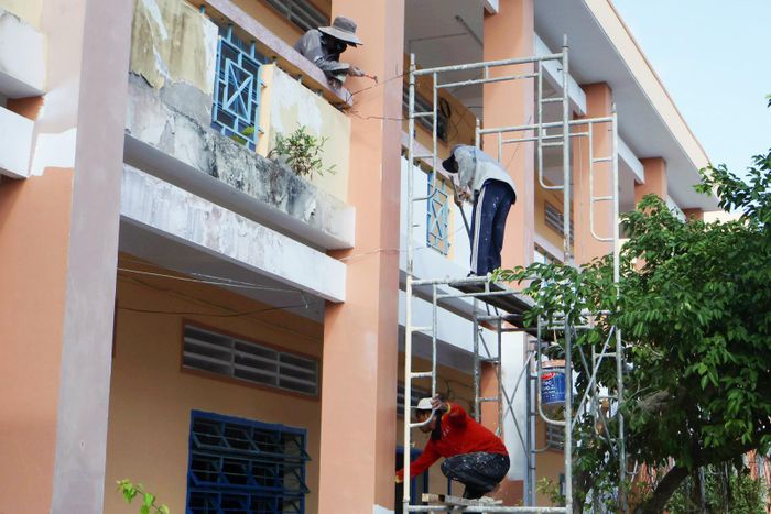 Trường Trung học cơ sở và Trung học phổ thông Vĩnh Bình Bắc đang được sơn mới phục vụ năm học mới 2026 - 2027.
