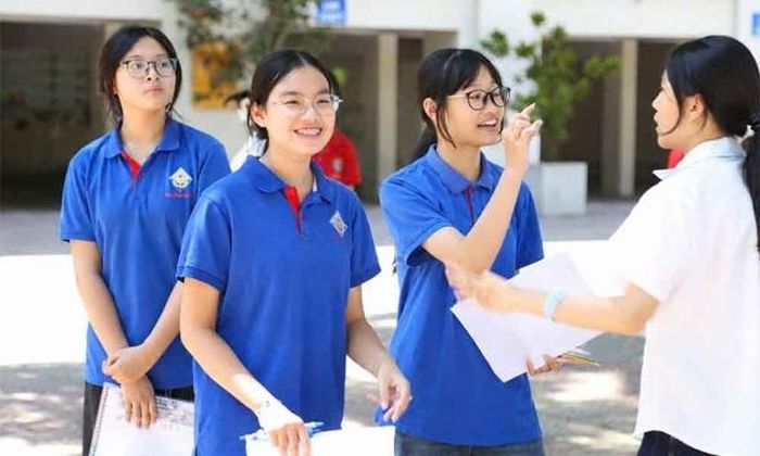 Thí sinh chia sẻ về nội dung các môn thi sau khi hoàn thành kỳ thi tuyển sinh vào lớp 10 trung học phổ thông tại Hội đồng thi Trường Trung học phổ thông Hàn Thuyên (phường Võ Cường).