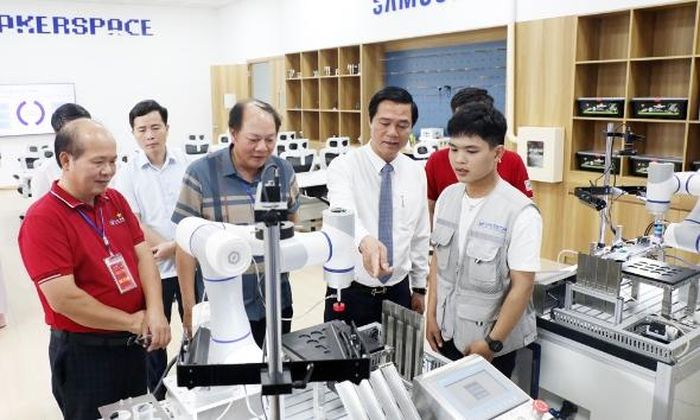  Đồng chí Lê Xuân Lợi và thành viên ban tổ chức tham quan khu vực trình diễn nghề "Robot tích hợp trí tuệ nhân tạo". 
