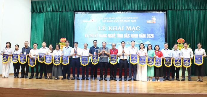  Đồng chí Lê Xuân Lợi cùng lãnh đạo Sở Giáo dục và Đào tạo trao cờ lưu niệm cho các đoàn dự thi. 