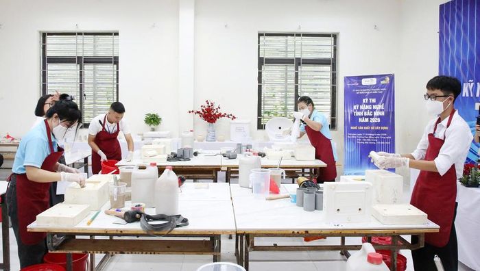  Các thí sinh tham gia thi nghề "Sản xuất gốm xây dựng". 