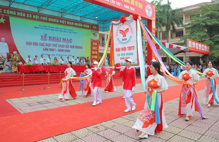 Biểu tượng Đại hội Thể dục thể thao xã Yên Trung được đoàn diễu hành rước qua lễ đài.