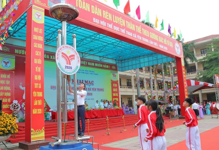 Đồng chí Lê Đăng Việt, Bí thư Đảng ủy, Chủ tịch HĐND xã Yên Trung thắp sáng đài lửa Đại hội.