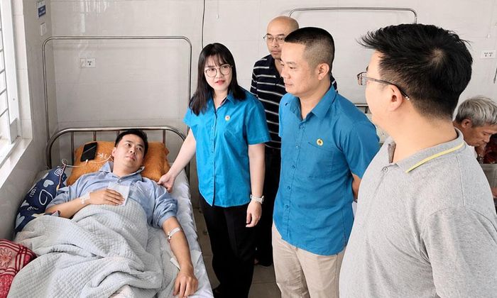  Cán bộ Công đoàn Công ty trách nhiệm hữu hạn Fukang Technology hỗ trợ, thăm hỏi đoàn viên người nước ngoài đau ốm. 