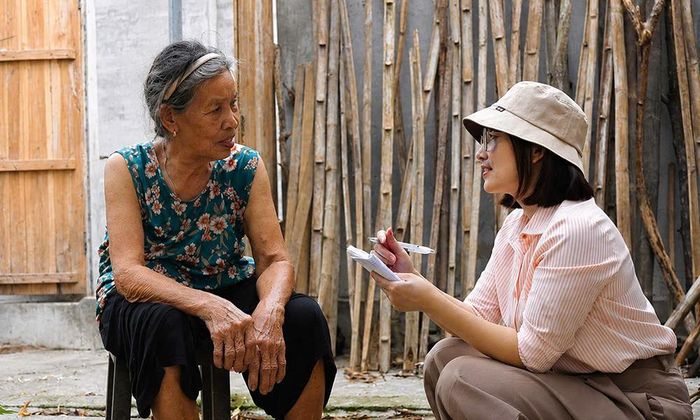 Nhà báo Trịnh Lan, Phó Phòng Dân tộc và Phát Triển, Báo và Phát thanh, Truyền hình Bắc Ninh trò chuyện với người dân thôn Ngô Thôn, xã Gia Bình khi tháo dỡ nhà cửa nhường đất xây dựng sân bay Gia Bình.