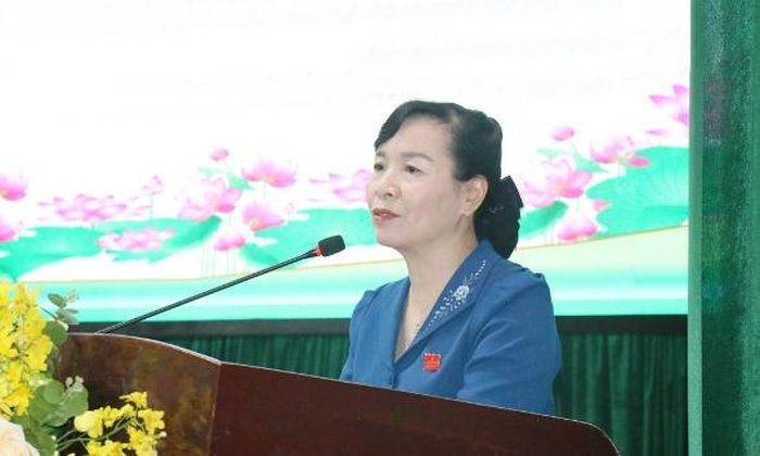  Đồng chí Nguyễn Thị Hà phát biểu tại hội nghị. 