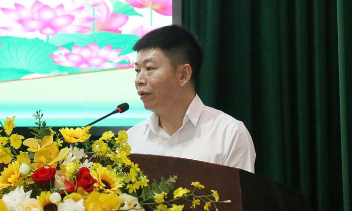  Cử tri xã Cao Đức nêu kiến nghị tại hội nghị. 