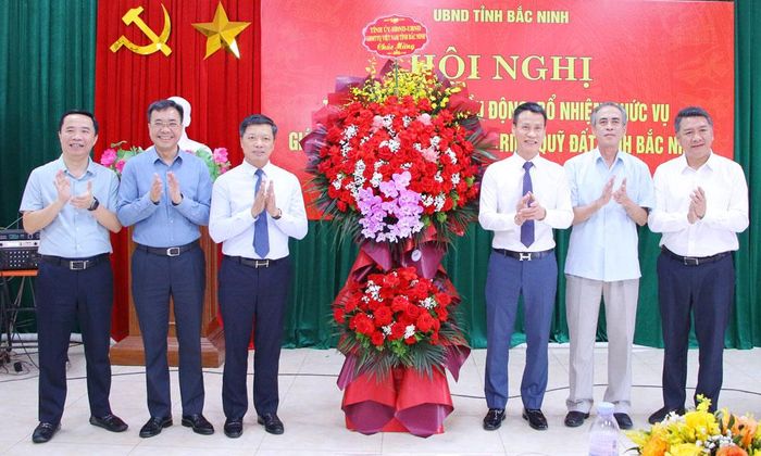  Đồng chí Đào Quang Khải và đại diện lãnh đạo các sở, ngành tặng hoa chúc mừng đồng chí Nguyễn Mạnh Lân. 