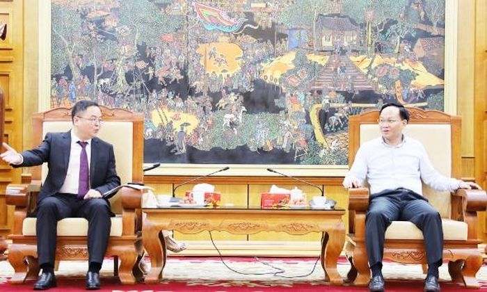 Phó Chủ tịch UBND tỉnh Phạm Văn Thịnh trao đổi với ông Lý Khánh Cường, Phó Viện trưởng Học viện Giáo dục quốc tế thuộc trường Đại học Dương Châu về kế hoạch triển khai chương trình "lớp Dương Kiệt Việt Nam"