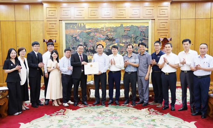 Phó Chủ tịch UBND tỉnh Phạm Văn Thịnh, lãnh đạo các sở, ban, ngành tỉnh Bắc Ninh tặng sản phẩm vải thiều cho ông Lý Khánh Cường.