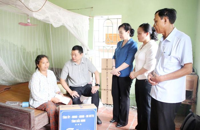  Các đồng chí: Trần Huy Phương, Nguyễn Thị Hà thăm hỏi, động viên gia đình có hoàn cảnh khó khăn tại thôn Mỹ Thôn (xã Gia Bình). 