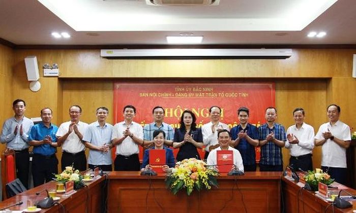 Dưới sự chứng kiến của Thường trực Tỉnh ủy và các đại biểu, lãnh đạo Ban Nội chính Tỉnh ủy và Đảng ủy MTTQ tỉnh ký kết quy chế phối hợp công tác.