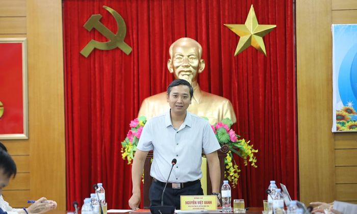 Đồng chí Nguyễn Việt Oanh quán triệt nội dung buổi làm việc.