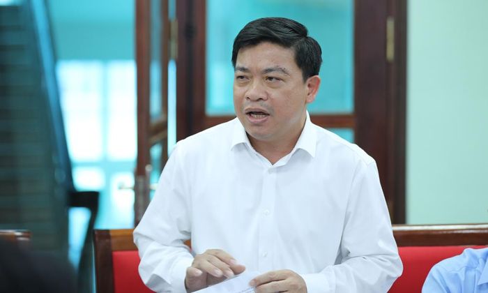 Đồng chí Trương Văn Bảo, Phó Giám đốc Sở Dân tộc và Tôn giáo trao đổi ý kiến.