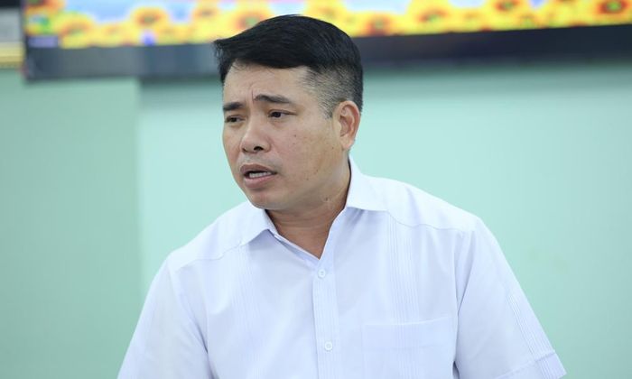Đồng chí Nguyễn Việt Hùng, Giám đốc Sở Xây dựng trao đổi với các xã.
