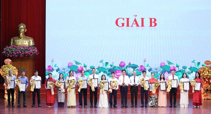  Các đại biểu trao giải B Giải Báo chí Ngô Gia Tự lần thứ I cho các tác giả, nhóm tác giả. 