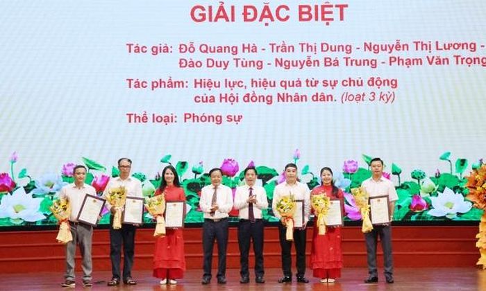 Các đồng chí: Nguyễn Anh Tuấn, Trịnh Văn Ánh trao giải Đặc biệt Giải Báo chí Ngô Gia Tự lần thứ I cho nhóm tác giả. 
