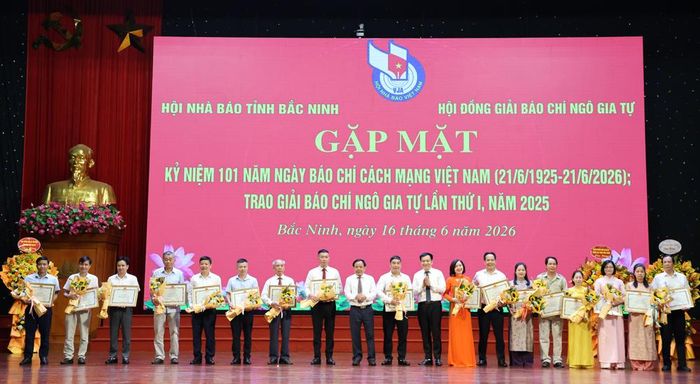  Đồng chí Trịnh Văn Ánh cùng lãnh đạo Báo và Phát thanh, Truyền hình Bắc Ninh trao Giấy khen của Hội Nhà báo tỉnh cho các cá nhân tiêu biểu. 