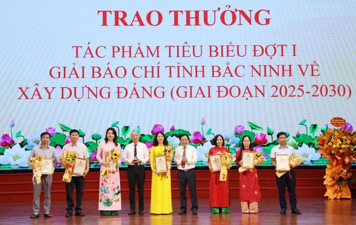  Các đại biểu trao khen thưởng cho các tác giả, nhóm tác giả có tác phẩm tiêu biểu (đợt 1) tham gia Giải Báo chí về Xây dựng Đảng giai đoạn 2025 - 2030. 