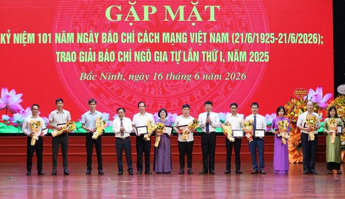  Lãnh đạo Hội Nhà báo tỉnh; Báo và Phát thanh, Truyền hình Bắc Ninh trao Kỷ niệm chương "Vì sự nghiệp Báo chí Việt Nam" cho hội viên tiêu biểu. 