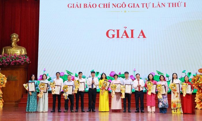  Các đại biểu trao giải A Giải Báo chí Ngô Gia Tự lần thứ I cho các tác giả, nhóm tác giả. 